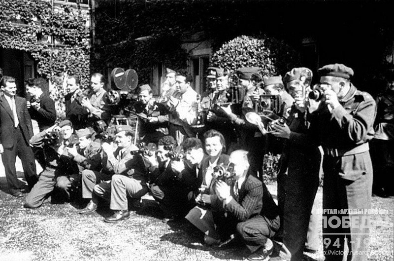 Фотокорреспонденты СССР, США и Великобритании – участники фотосъемки Берлинской конференции