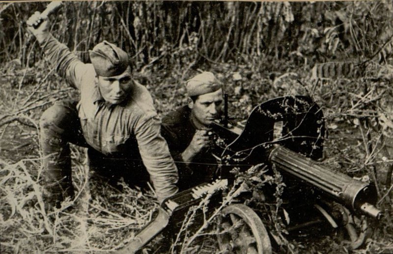 Фотография: Пулеметчики Ланин Д.Ф. и Козлов М.А., подпустив противника на 25-30 метров, истребили в одном бою под Малгобеком 70 гитлеровцев