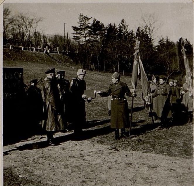 Фотография: 4 марта 1945 г. Харшакаля (район г. Будапешт). Командующий войсками 46 армии герой Советского Союза генерал-лейтенант Петрушевский вручает Красные знамена батальонам