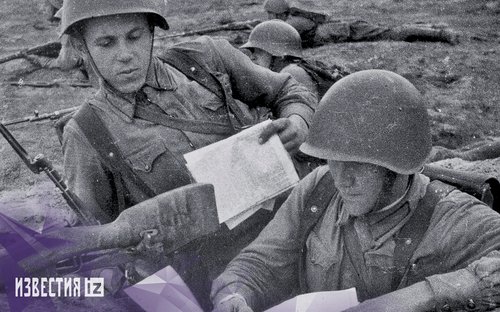 Soldiers reading letters