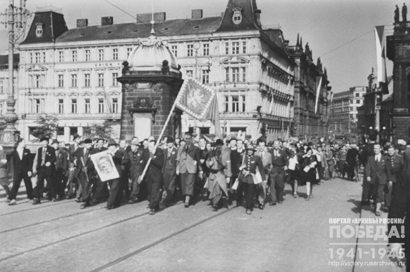 Жители столицы направляются на митинг, посвященный победе над Германией