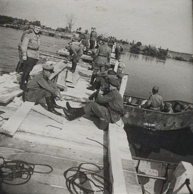 Фотография: 136, 138 и 139 батальоны на постройке моста через р. Эльба у Тангермюнде