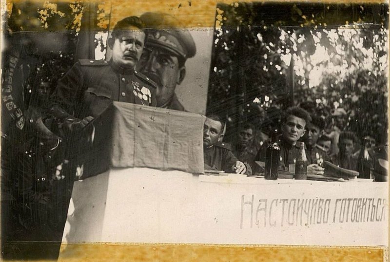 Фотография: Дважды герой Советского Союза генерал-майор Федоров выступает на партактиве корпуса