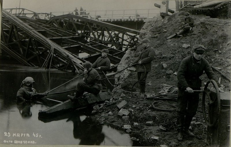 Фотография: Мост через станцию Варта. Спуск водолаза в воду для обследования пролетного строения