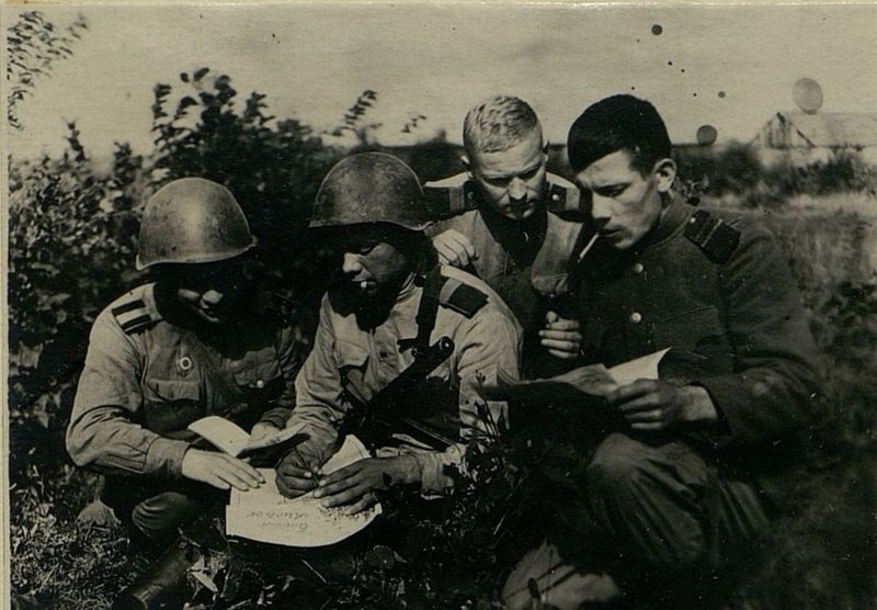 Фотография: За выпуском боевого листка (8 укрепленного района)