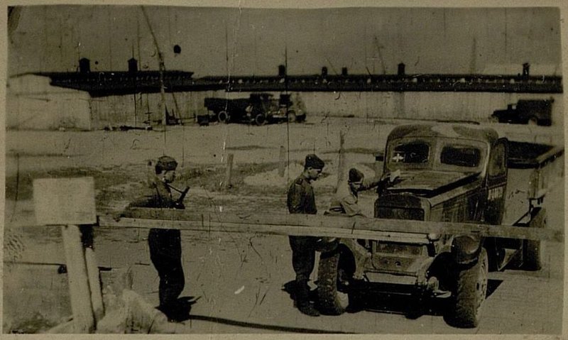 Фотография: Командир взвода лейтенант Ткаченко - производит технический осмотр машин перед выездом в рейс