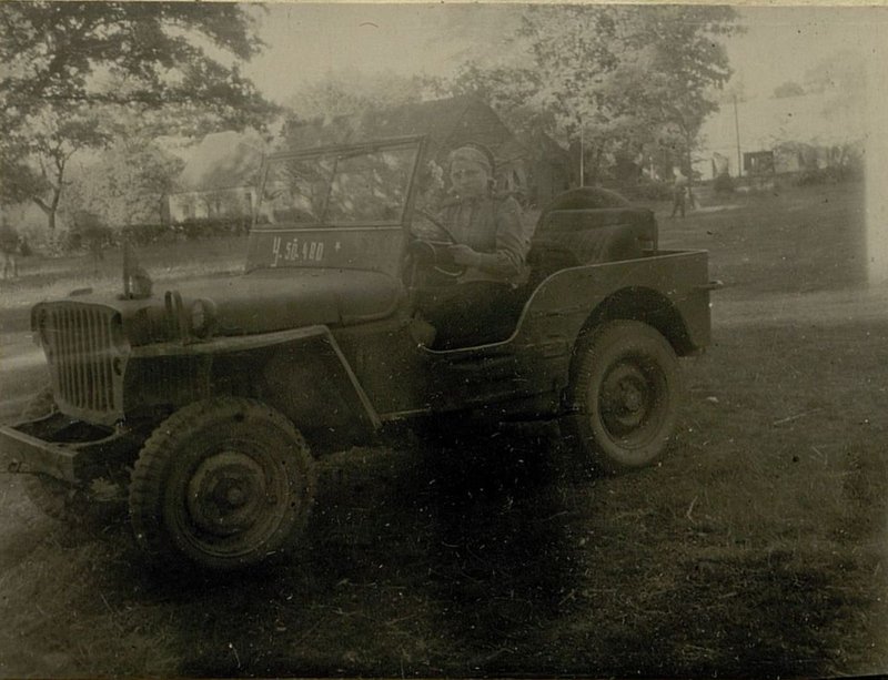 Фотография: Красноармеец Марынникова П.С. на своей автомашине "Виллис" прошла 24000 км. без капитального и среднего ремонта