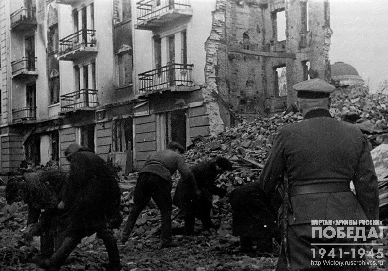Kalinin residents on forced labor clearing the streets