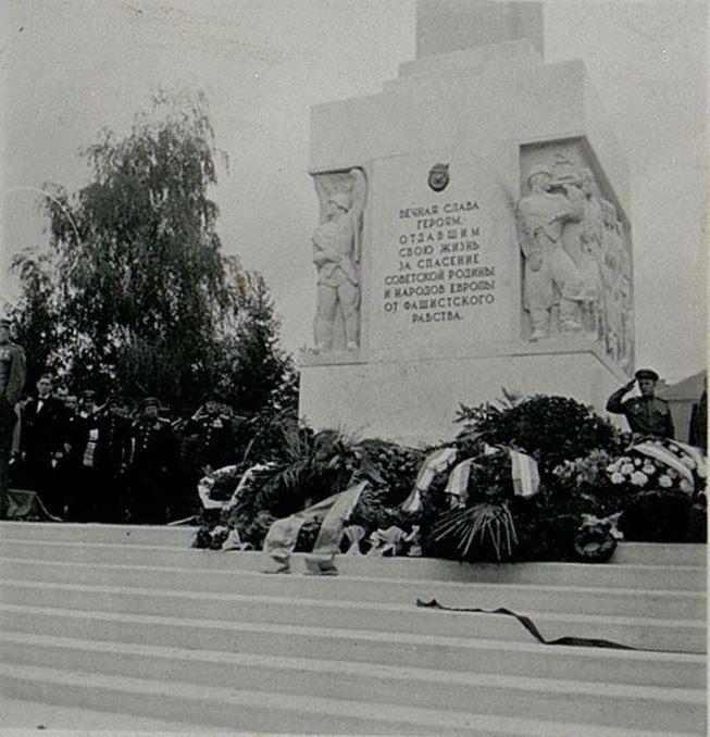 Фотография: Возложение венков