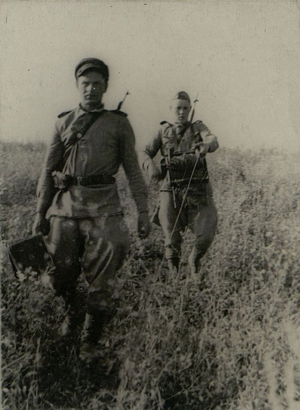 Фотография: Гвардии связисты: В. Холомкин и Н. Стебленко