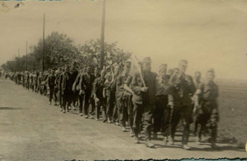 Фотография: Колонна пленных немцев сдавшихся в плен нашим войскам в Чехословакии