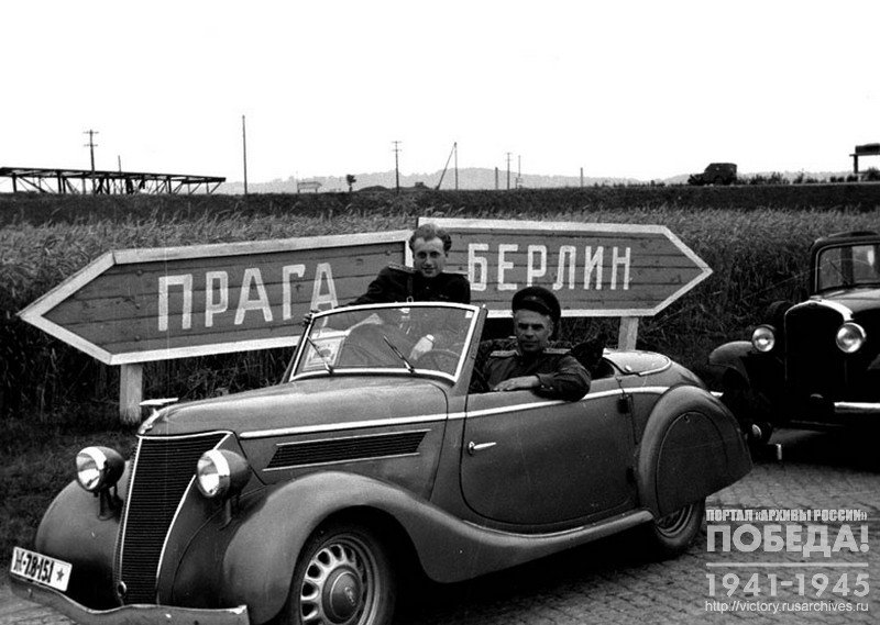 Фотокорреспондент В.С. Кинеловский (справа) в машине на пути из Берлина в Дрезден