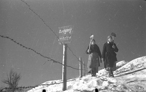 В освобожденном нацистском лагере для военнопленных (Сталинградская область)