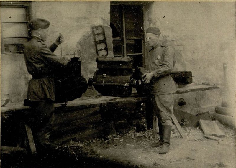 Фотография: Сержант Журавлев А.И. и красноармеец Семенов Д.Ф. за ремонтом мотора