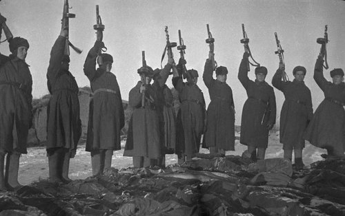 Солдаты Красной Армии отдают воинские почести погибшим в лагере для советских военнопленных (Сталинградская область)