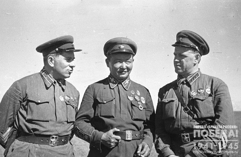 Командарм 2-го ранга Г.М. Штерн, маршал МНР Х. Чойбалсан и комкор Г.К. Жуков на командном пункте Хамар-Даба