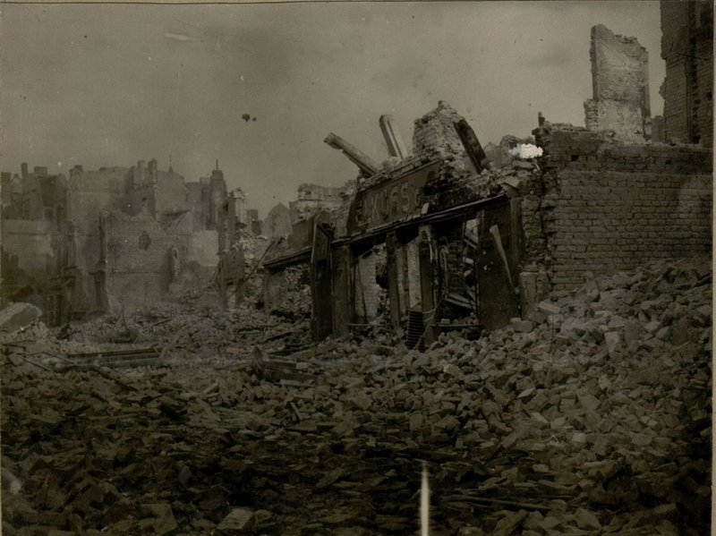 Фотография: Развалины Кенигстрелкового батальонарга после бомбардировочных ударов нашей авиации