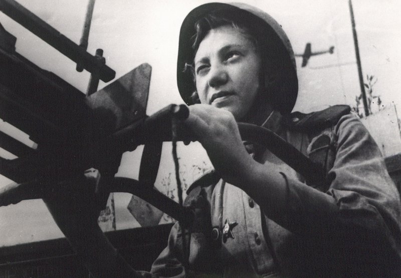 Пулеметчица Мария Прудистова, сбившая фашистский бомбардировщик 20-88 на подступах к Москве.