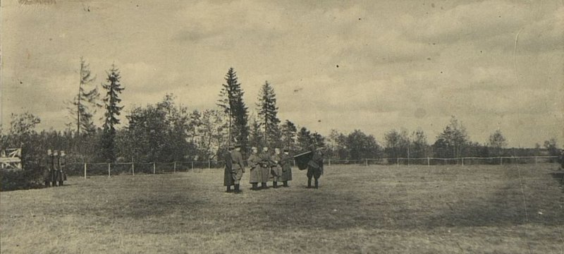 Фотография: Гвардии генерал-лейтенант Ниловский прикалывает к знамени орден "Александра Невского"