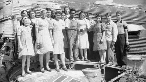 Бригада девушек-строителей и члены выездной бригады редакции газеты «Комсомольская правда». 1943 г.