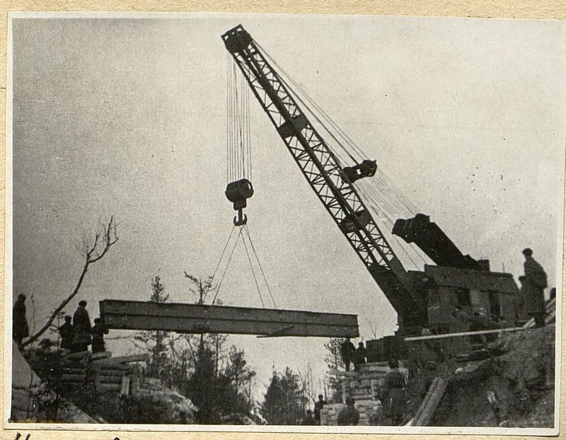 Фотография: Установка металлического пакета моста через ручей Глубокий