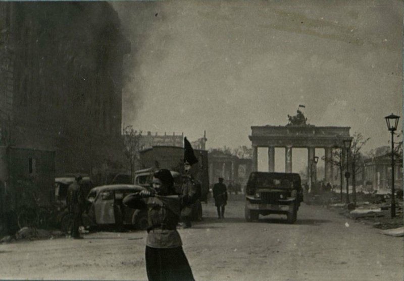 Фотография: Регулировщица Валентина Беспалова у Брандербургских ворот