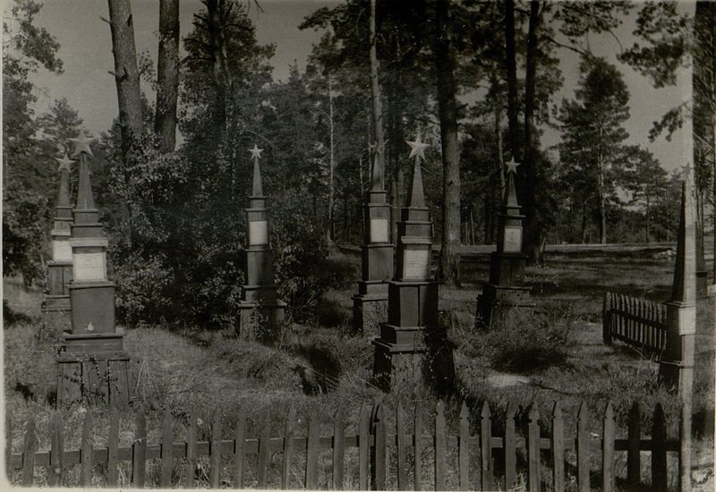 Фотография: Братская могила расположена на крестьянском кладбище в городе Пружаны, Брестской области