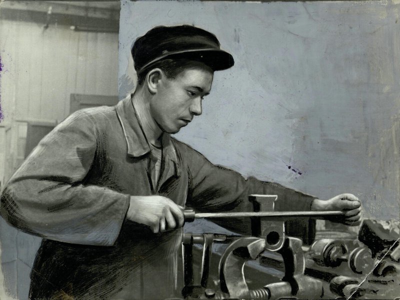 Хасанов Н. - слесарь-стахановец меховой фабрики №2. Выполнил план на 200%. 1941-1945 гг. г.  Казань
