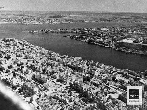 Вид из кабины самолета на Севастополь, освобожденный от немецких захватчиков