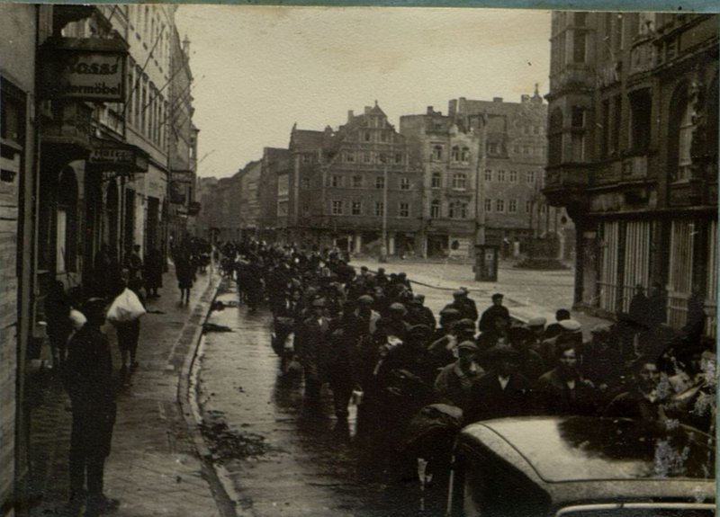 Фотография: Улицы города заполнены советскими людьми, вырванными из фашисткой неволи