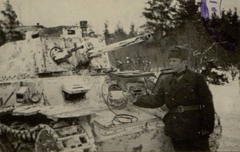 Image: The commander of the tank "KV" Lieutenant Martynov and enemy tanks captured by him in the battle near the village of Zhubkino