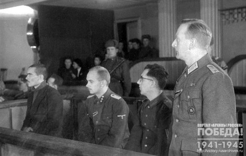 Подсудимые (справа налево): капитан В.Лангфельд, старший ефрейтор Р.Рецлав, шофер гестапо М.Н.Буланов, лейтенант Г.Риц на заседании Харьковского судебного процесса над немецкими военными преступниками
