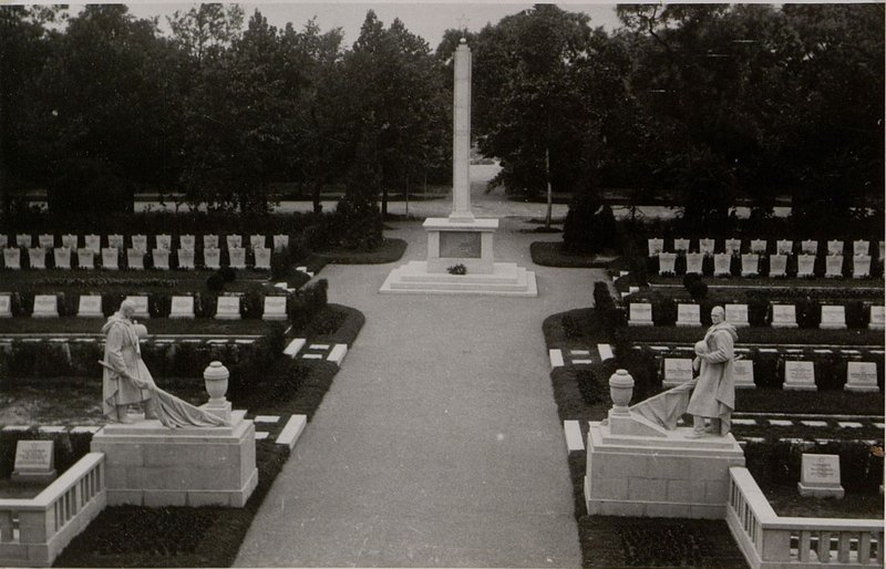 Фотография: Центральный вход на кладбище