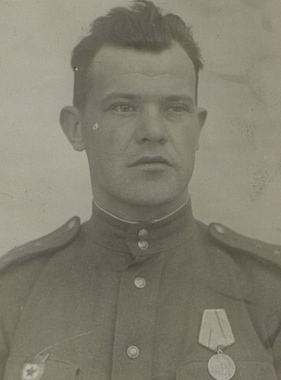 Фотография: Помошник по технической части гвардии капитан Коренев.