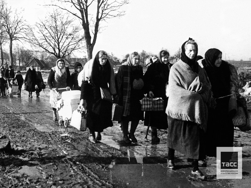 Мирное население во время возвращения в Берлин после капитуляции Германии во Второй мировой войне