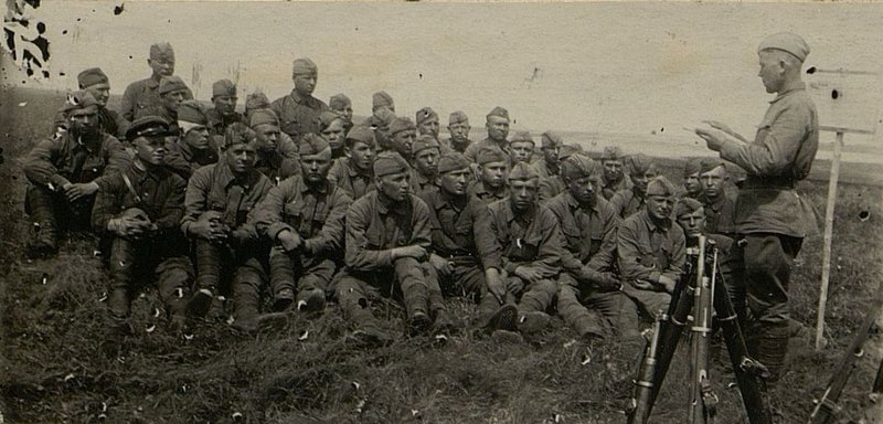 Фотография: Политзанятие в 3-й инженерной роте. лес. д. Погост 6.7.42 года