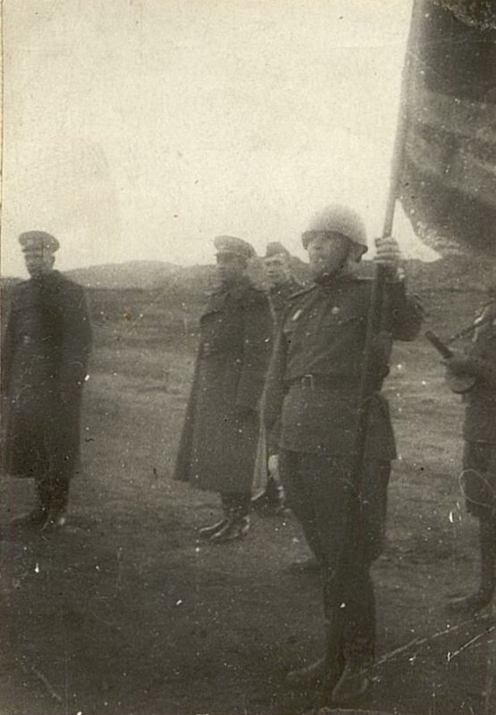 Фотография: Генерал-майор Худалов командир 10 ГКСД с гвардейским знаменем части получает орден "Красное Знамя"