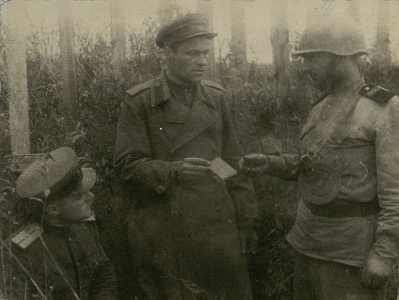 Фотография: Заместитель начальника политотдела майор товарищ Спадков (109 укрепрайон) вручает партбилет товарищ Матвиенко, отличившемуся в боях при овладении г. Хутоу
