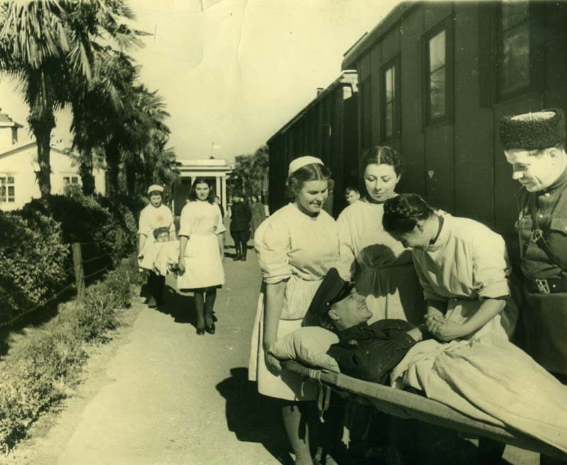 Unloading of the wounded. On the stretcher, foreman Kasyan Khasanov