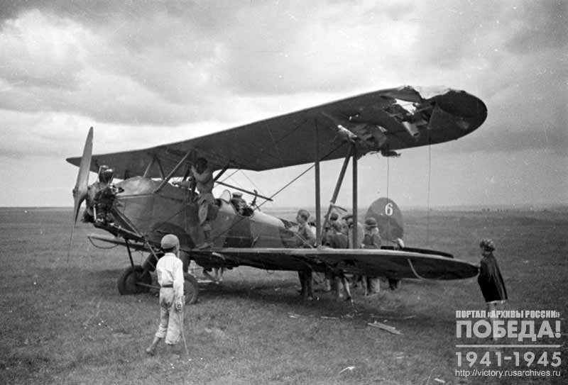 Вид подбитого связного самолета У-2 на Орловско-Курском направлении
