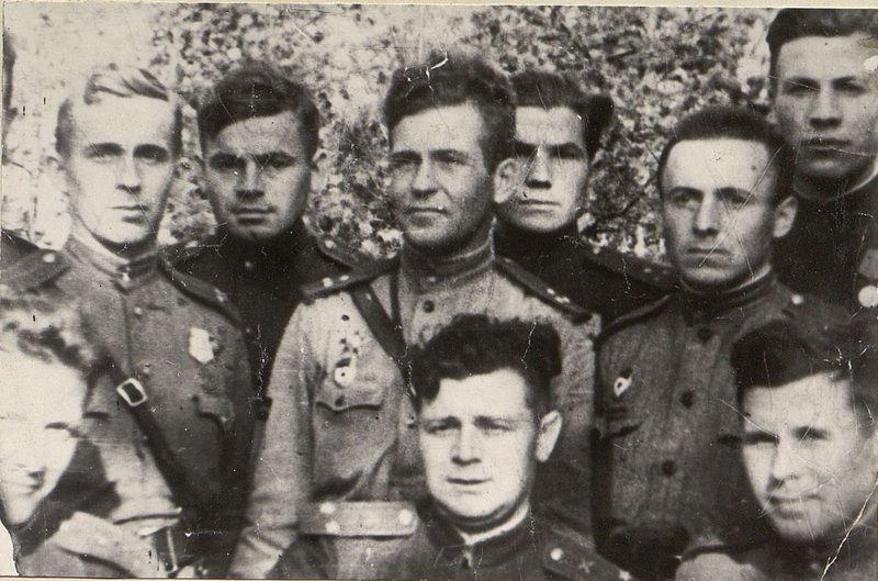 Фотография: Старший лейтенант Бойцов второй ряд. в центре - среди офицеров полка в центре в первом ряду ком. полка Кадацкий С.З.