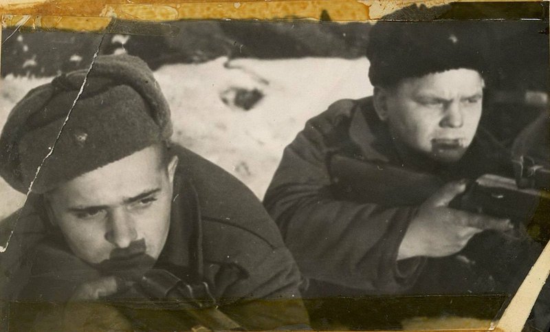 Фотография: Автоматчики выбивают немцев, засевших в горном перевале