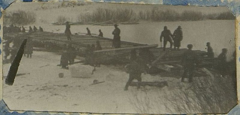 Фотография: Старший лейтенант Ситник руководит строительством переправы