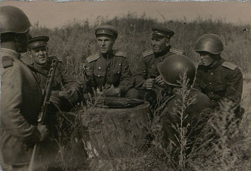 Фотография: Парткомиссия 363 стрелковой дивизии слушает дело по приему в партию сержанта товарищ Никулина