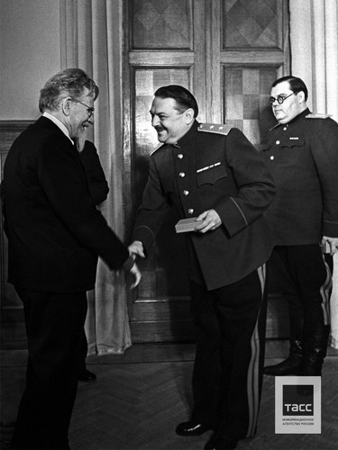 Председатель Президиума Верховного Совета СССР Михаил Калинин, первый секретарь Ленинградского обкома и горкома ВКП(б) Жданов