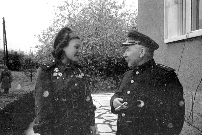 Генерал-полковник В. Кузнецов беседует со снайпером Н. Лобковской