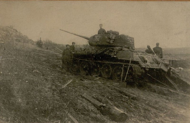 Фотография: Танк Т-34 при осмотре после эвакуации из р. Петсамо-Йоки в. кв. 1830