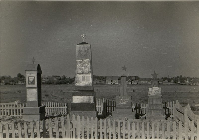 Фотография: Братская могила расположена на крестьянском кладбище города Пружаны