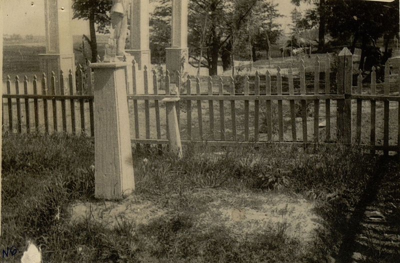 Фотография: Памятники технику-лейтенанту Политову С.К. и солдату Воробьеву танкового батальона, погибшим смертью храбрых 1.7.1943 г., г. Добруш, территория фабрики "Герой Труда"
