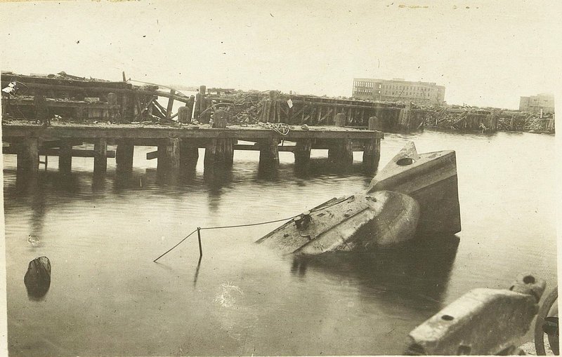 Фотография: Затопленная подводная лодка прямым попаданием бомбы у пристани Вильсона порта Гдыня